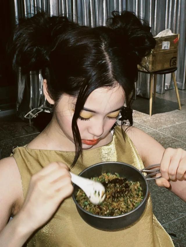 欧阳娜娜 想要暖暖的氛围感，当然要看欧阳娜娜啊