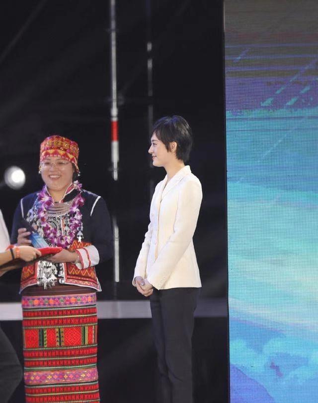 孙俪|孙俪与李连杰马云同框，穿西装似女职员，不站C位没有不摆谱