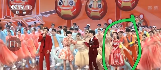 演员的诞生|赵丽颖春晚表演曝光:穿蓬蓬裙站在边上,和朱一龙隔开距离