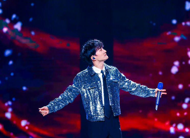 王一博|电影之夜晚会:画面和谐,众女星不争C位,王一博又偷偷溜了