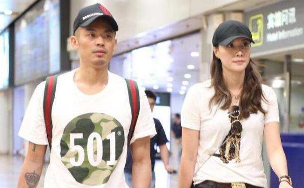 李成儒|林丹携妻儿机场出行，紧牵儿子慈父感明显，终于明白谢杏芳选择