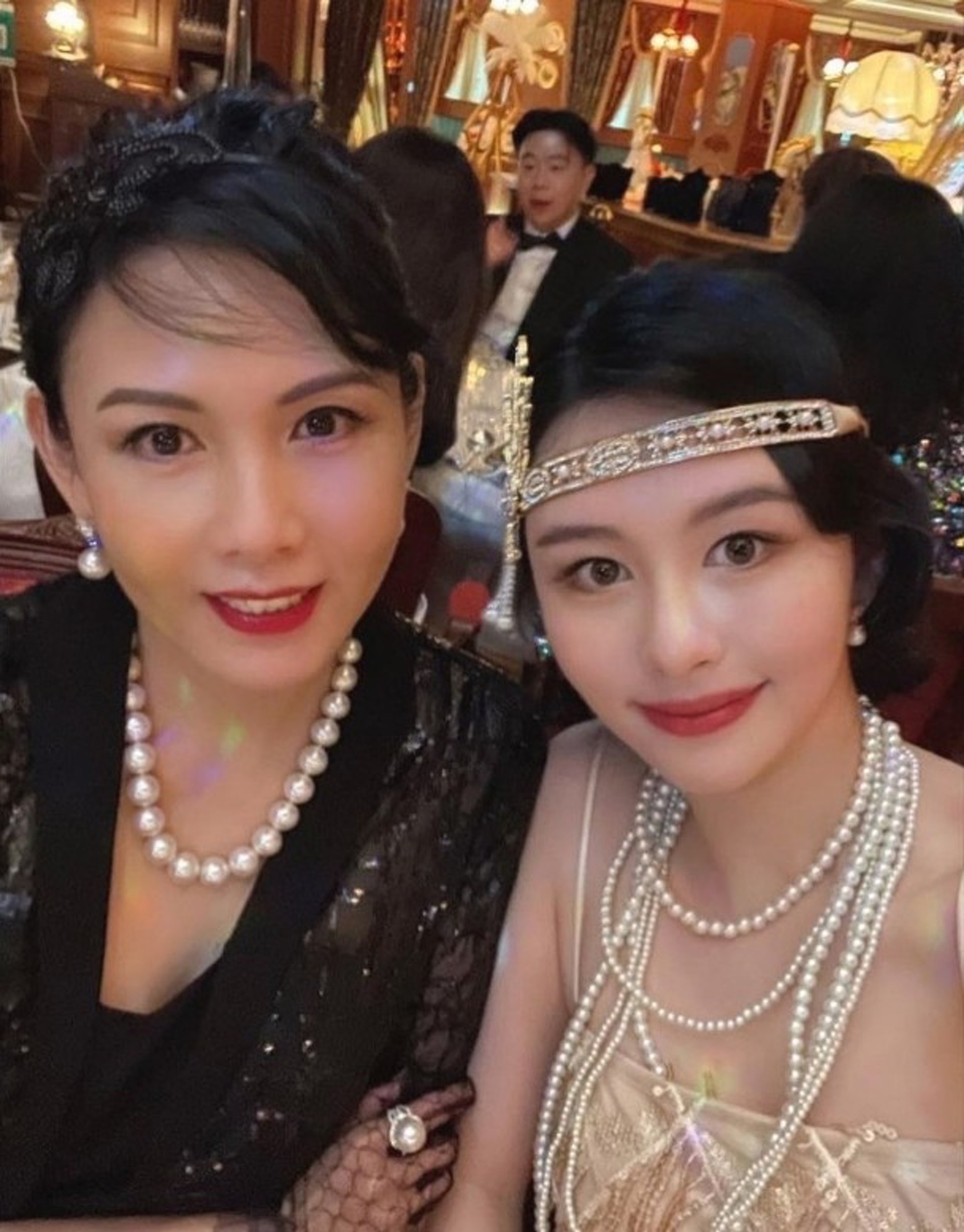 沈月|邱淑贞女儿沈月晒美照，穿吊带裙秀身材，像年轻时的妈妈星味十足