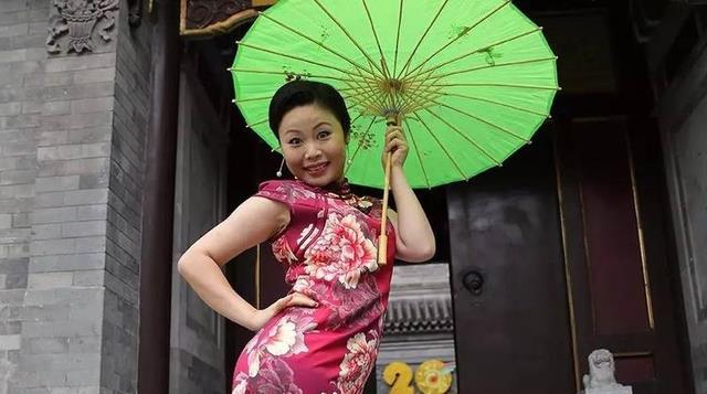 草帽姐给亲家送两卡车礼!两头牛有特殊寓意,疑为兑现当初诺言?