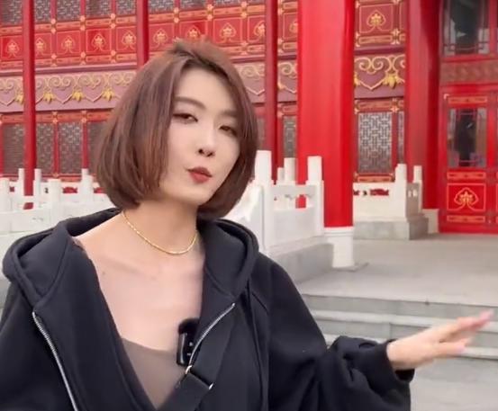 |聂小雨再穿紧身旗袍,小肚腩突出引热议,网友:知道孩子爹是谁吗