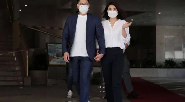 郭晶晶|霍启刚真是顾家好老公！深夜开车接过郭晶晶回家，穿休闲装好儒雅