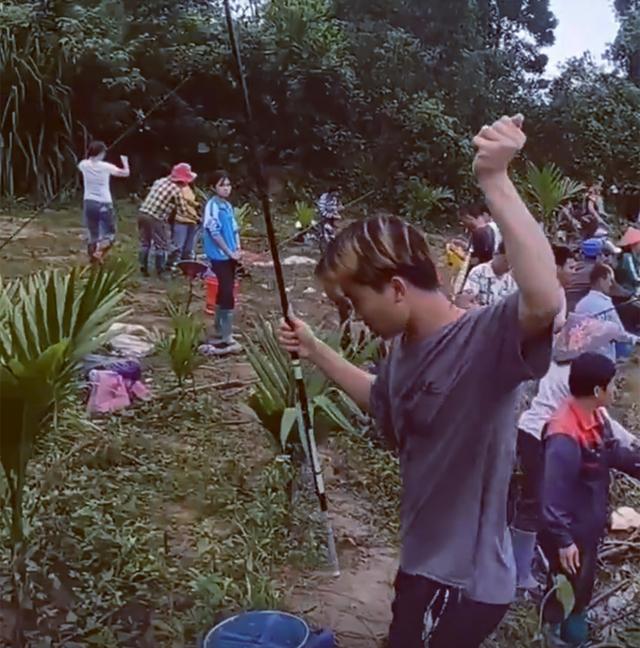 钓鱼|大雨后小河沟成天然黑坑,成百上千的人前来钓鱼,网友:太疯狂了