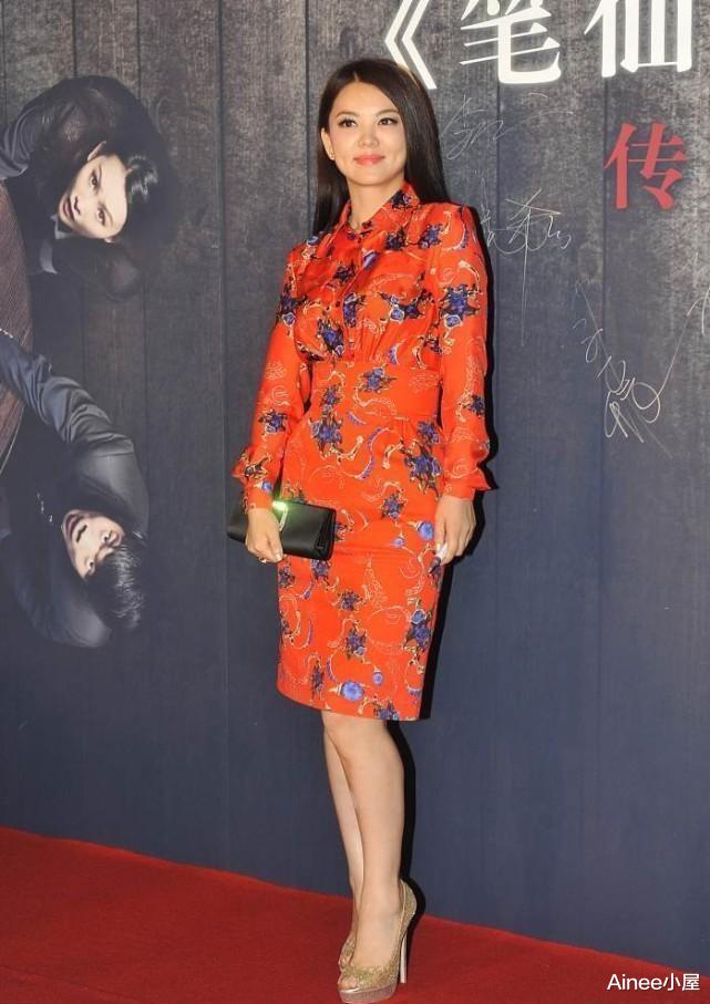 李湘|李湘身材虽然不算瘦，但是穿印花裙看着挺有气质，肤色挺白的