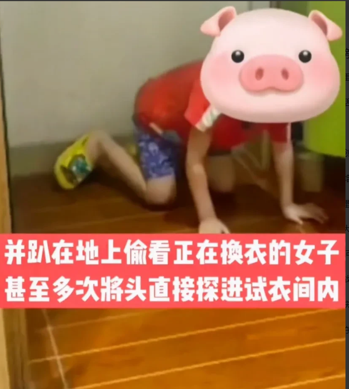 广东茂名。一女子在女试衣间换衣服,不料,换了一半门帘却被掀开,这把她吓得不轻