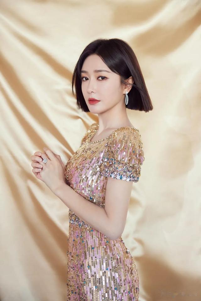 秦岚|秦岚献唱春晚,身着斜肩开衩裙,尽显精致好身材,温婉大气