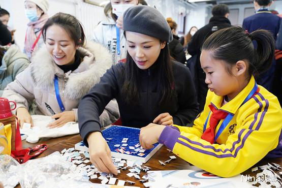 西装 刘涛为新剧牺牲大,穿西装拎公文包,44岁剪三七分短发像“老干部”