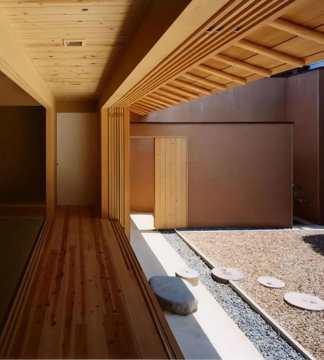 独门独户自建房,门廊地面围一排碎石子,方便排水,也能种花种菜