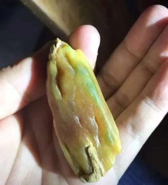 雕刻|夜市两千捡漏的翡翠小原石,成品雕刻出精美绝伦的孤品!