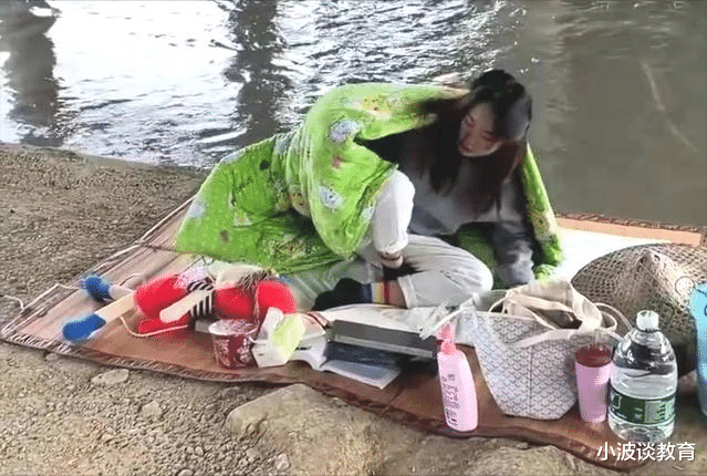 四川一女大学生“火”了：住在桥底，穿着睡衣读书，画面让人心酸