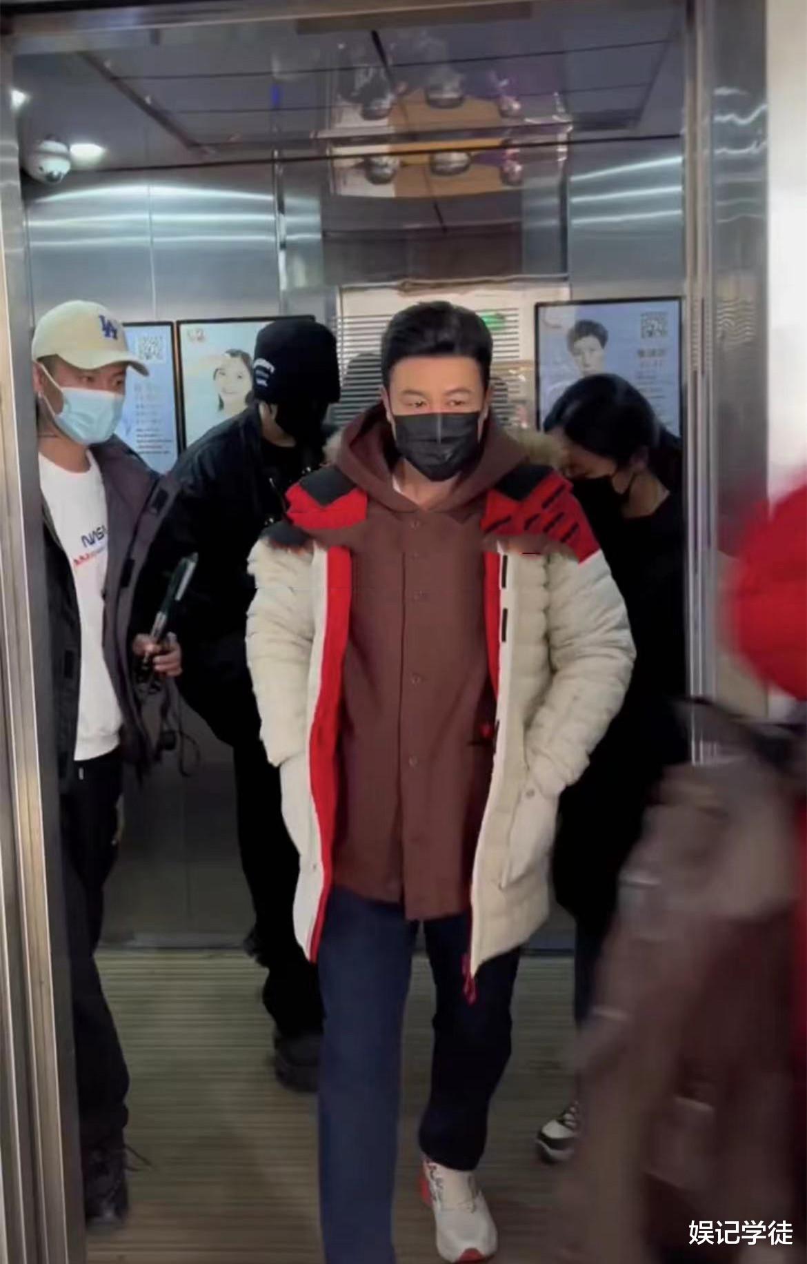 张颂文|网友在片场偶遇46岁张颂文，穿着朴素简单，态度亲切为粉丝签名