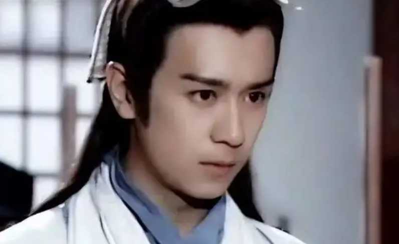 张嘉倪|52岁陈浩明：骚扰女星、出轨，半夜敲阿胶门，今一家8口花一千五买菜嫌贵