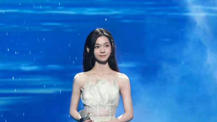 段奥娟|段奥娟瘦了好多，一袭白色缎面长裙亮相元宵晚会，温柔又恬静！