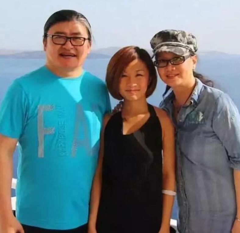 穿衣搭配 刘欢携女儿走红毯,刘欢白发抢镜,女儿穿挂脖裙配短发气质太高级