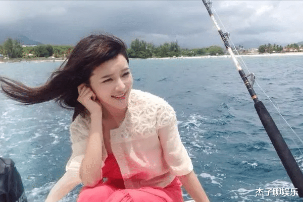 胡蝶|央视主持人胡蝶:自己倒贴50万闪婚二婚陆川,婚后分居生一双儿女