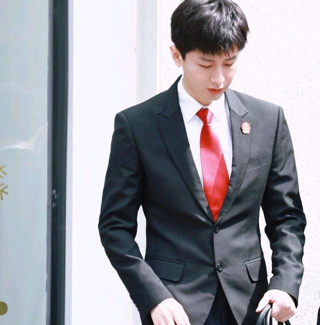 成毅|成毅《底线》花絮显恣意！新造型比傅云深沉稳