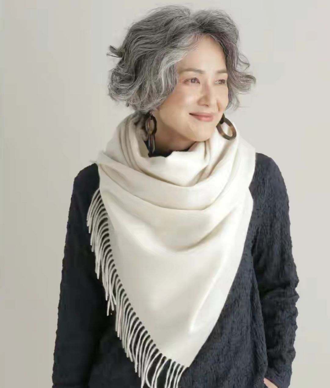 帽子 60岁的你别着急染发,试过这款“贵妇卷”,才知道白发也这么高级