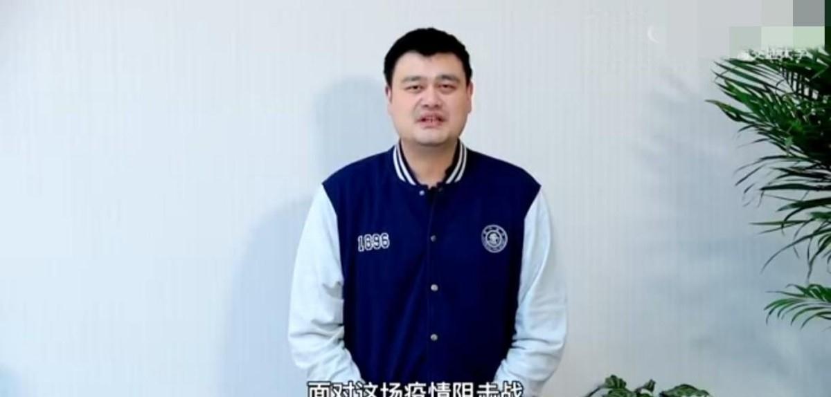 姚明|姚明为母校录制视频，41岁身材健硕发福不少，把11岁女儿宠成公主