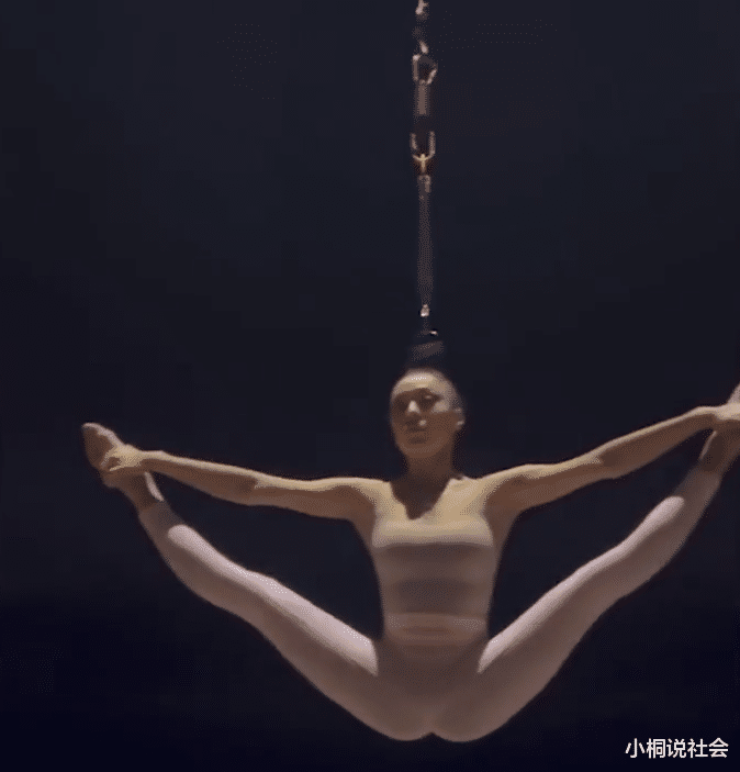 上海一外籍女子将头发挂地铁把手上悬空,本人发声致歉,身份意外