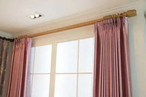 窗帘别再傻傻用罗马杆了,聪明人喜欢装这种,美观又防尘