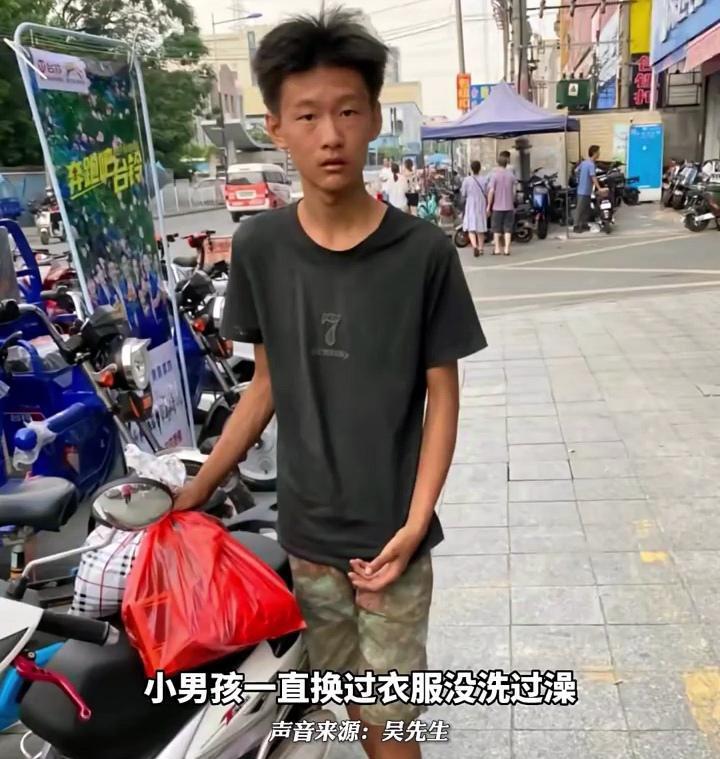 广东:16岁男孩流浪街头,男子免费教他修车,父母双亡没人管他了