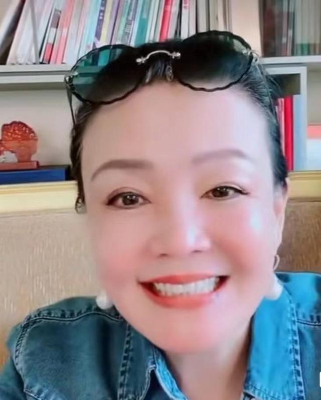 |孙子录视频给张兰庆生，网友称其消费孙子卖货，还指她很少晒孙女