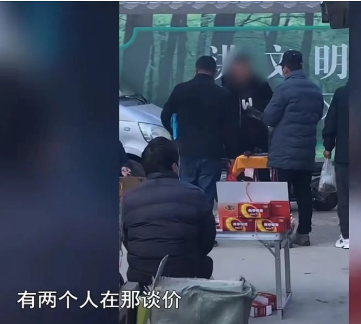 山东青岛,大爷去赶集,看到有人卖鹿茸,就决定买点泡酒!
