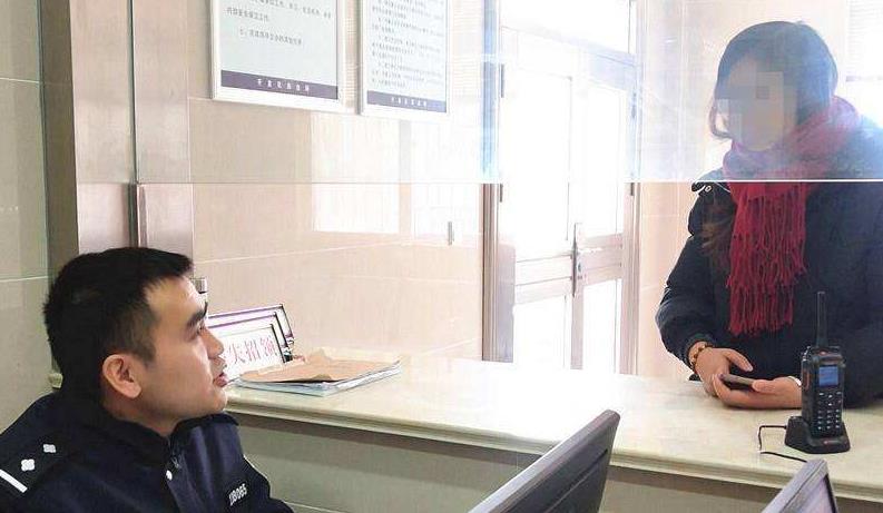 男子同时交往20多名女友,曝光后,网友:长这样也能骗钱骗色?