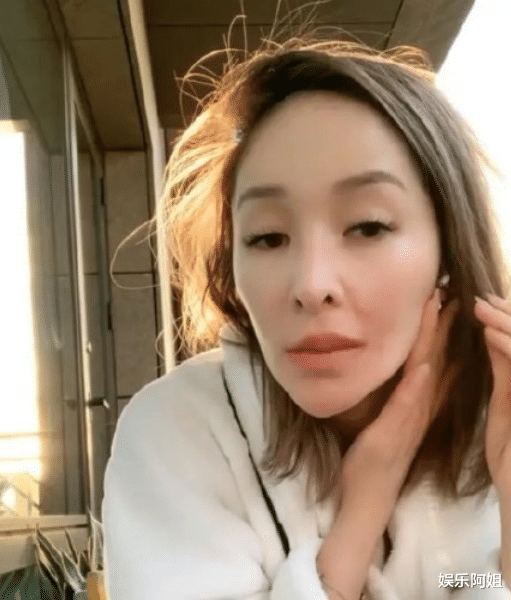 萧亚轩|萧亚轩素颜直播公开右脸伤疤,脸部消瘦显憔悴,但美貌依然在线