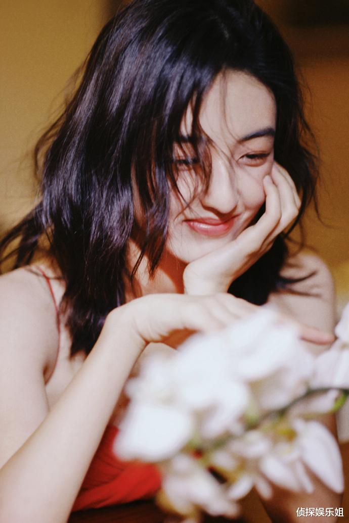 张子枫|张子枫近照瘦成纸片人，排骨胸超抢镜，网友直呼看着不健康