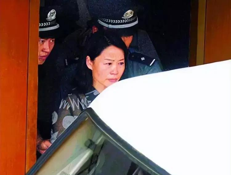 “好色女贪官”尹冬桂：沉迷权色生活，霸占帅气男司机6年