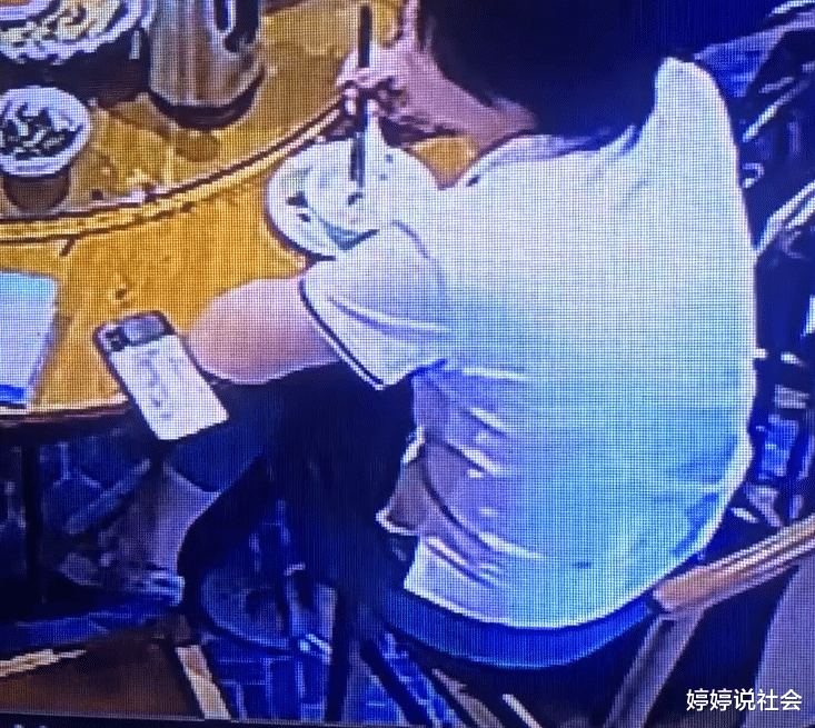 广东一女子手机掉落怀疑服务员，调监控后仍不依不饶，写差评污蔑