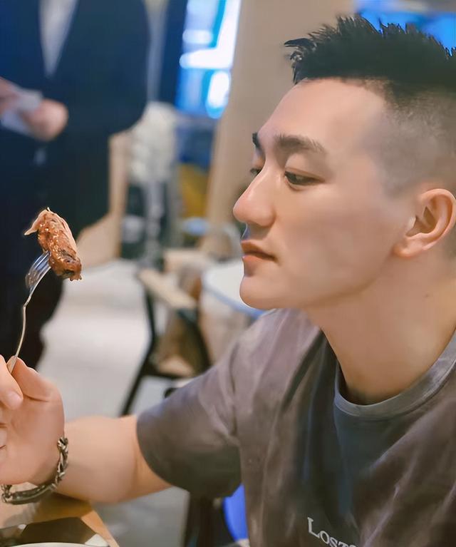 张馨予与老公罕同框，男方穿背心浑身壮硕肌肉