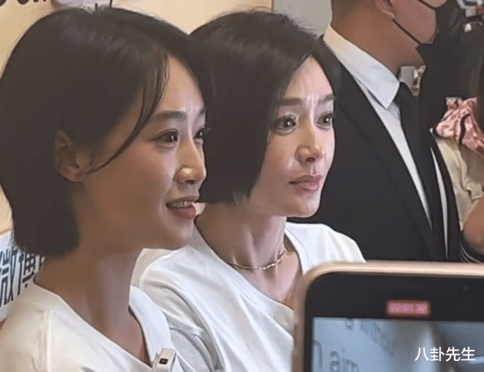 邵美琪|43岁秦岚状态被夸，但在路人镜头下脸没那么年轻，医美痕迹略明显