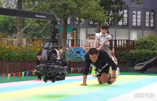 朱一龙|朱一龙拍戏也太拼了,又被打巴掌又被吐口水,膝盖都被他爬破了