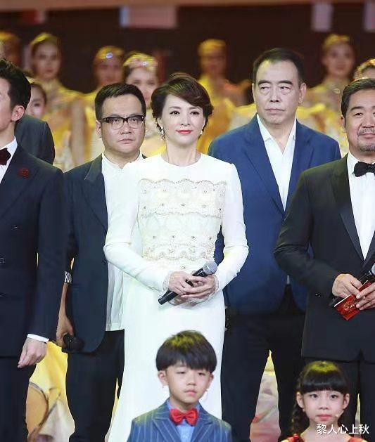 蕾丝裙 董卿剪超短发脸好小,穿蕾丝裙头身比惊艳人,站姿好乖巧