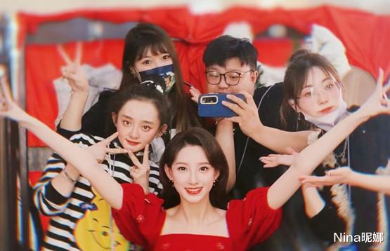 马凡舒|央视主持马凡舒晒生活近照,穿露脐装秀身材,4万金钥匙扣好奢侈