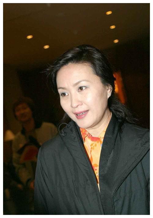 方舒|方舒:捧红屠洪刚后被抛弃,独自抚养两个女儿20年,女儿成其骄傲