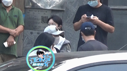 谢楠|吴京携家人外出聚餐,谢楠一人拖俩娃,3岁吴虑与7岁吴滺一般高