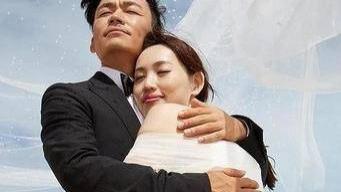 王宝强|王宝强9岁儿子已接纳新妈？当众给冯清献花，两人关系看似很甜蜜！