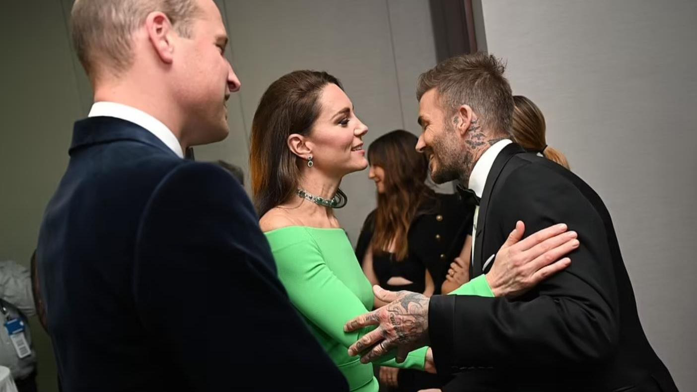 刘涛|英格兰豪华联谊，凯特王妃戴价值过亿的项链，与贝克汉姆吻脸互动