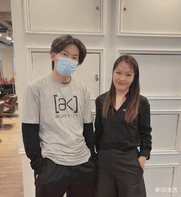 |更帅了！苏翊鸣剪掉长发了，晒与母亲合照，直言：最美的女人