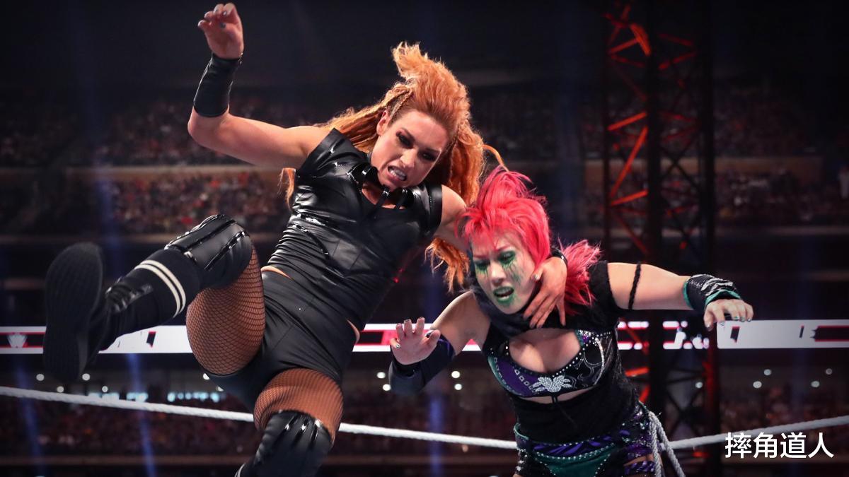 米兹|WWE终于想起了还有个明日华，理论仔一条短信就把米兹给卖了！