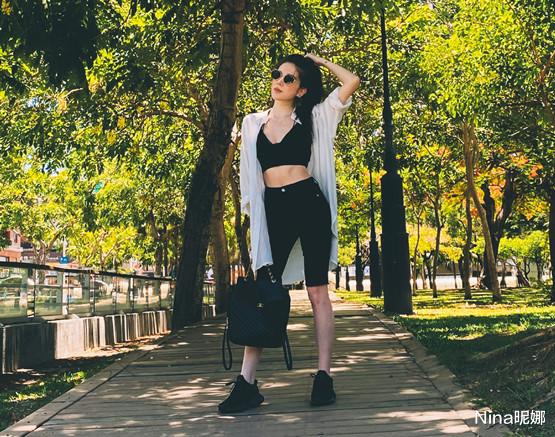 杨幂|许玮甯夫妇婚后首次合体露面,陪老公敬酒像主角,穿黑裙抢新娘风头