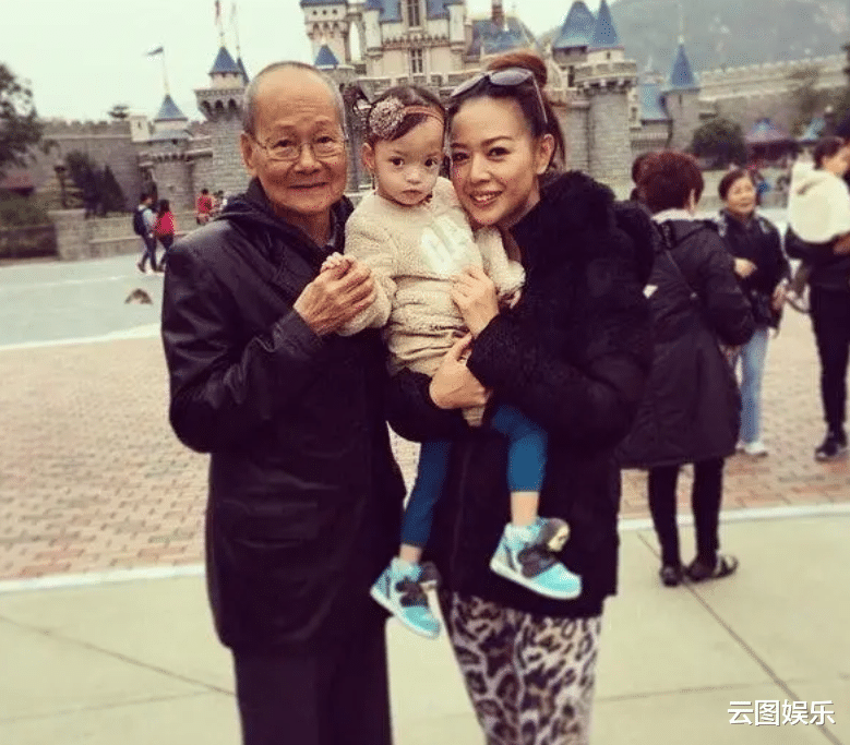 钟丽淇|钟丽淇痛失父亲!哥哥妈妈已先后离世,12岁女儿患病不会说话走路