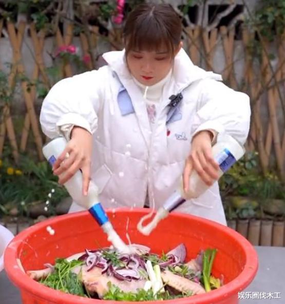 蓝色生死恋|圈粉888万的网红严素，最爱穿JK裙为父做饭，被传离异独自带2个娃