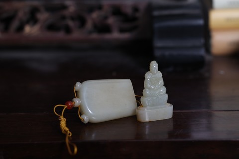 和田玉籽料|舊藏和田玉籽料“莲纹佛管” .